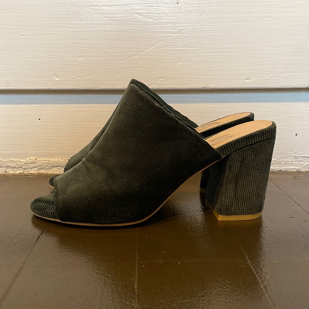 Sbicca Forest Green Corduroy Mules, size 8
